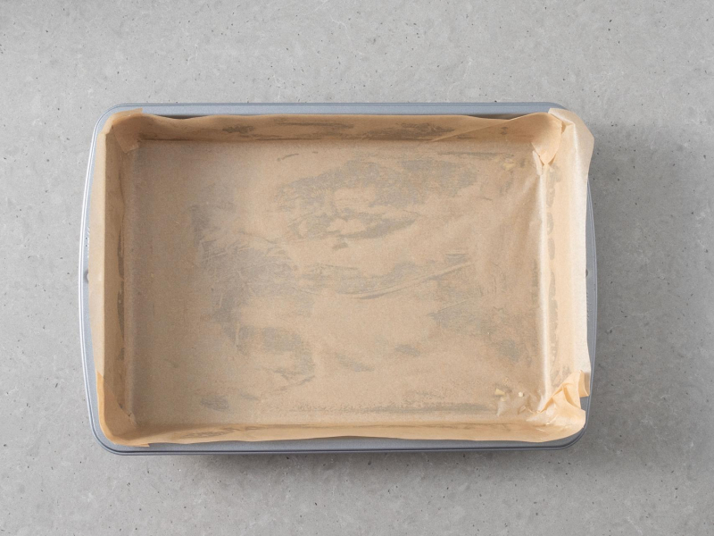 Prostokątna forma wyłożona papierem do pieczenia.