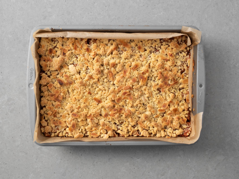 Upieczone szarotka wegańska z kruszonką i płatkami migdałów.