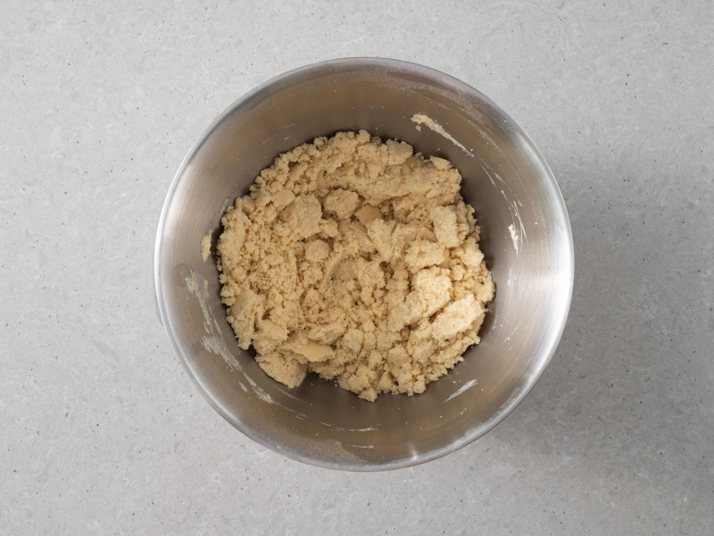 Wegańskie ciasto kruche, zagniecione na kruszonkę.