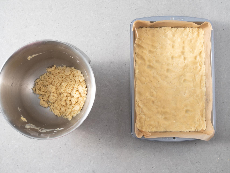Misa z kruchym wegańskim ciastem. Obok forma wyłożona ciastem.