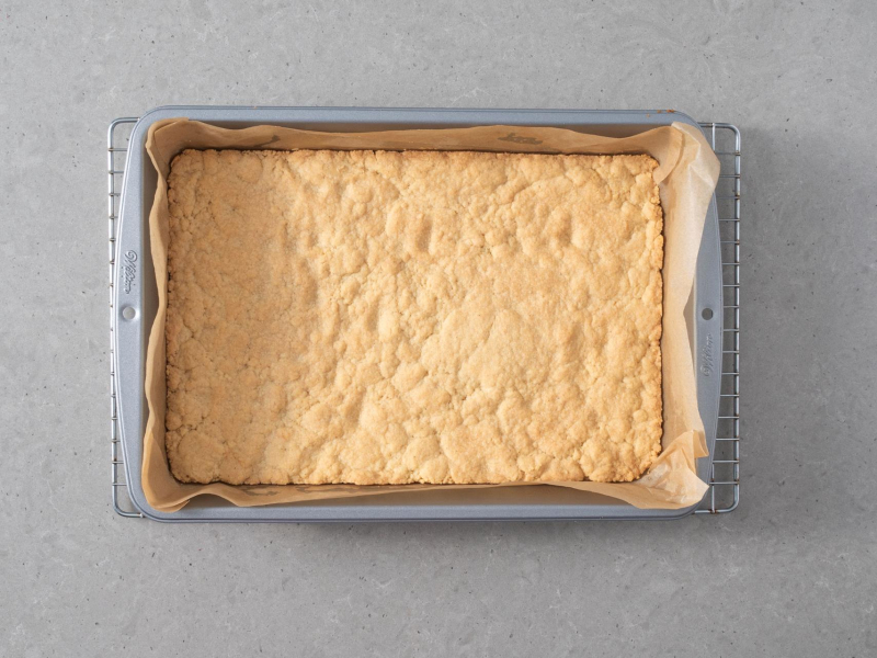 Upieczony spód ciasta na szarlotkę.