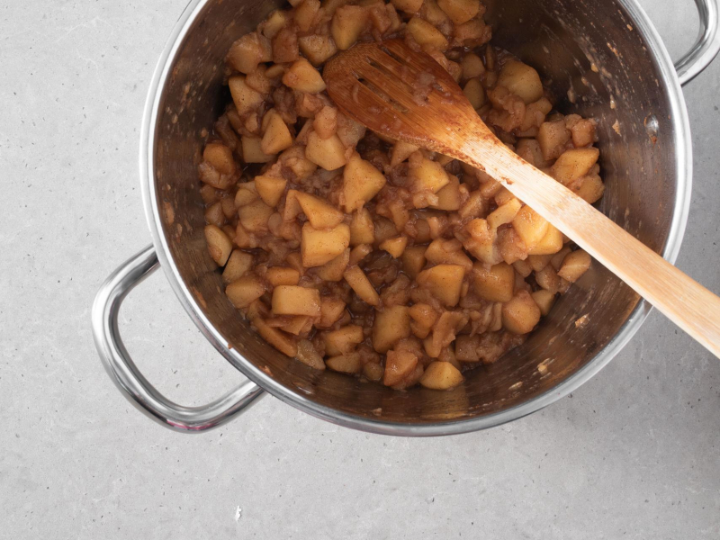 Uprażone jabłka w garnku.