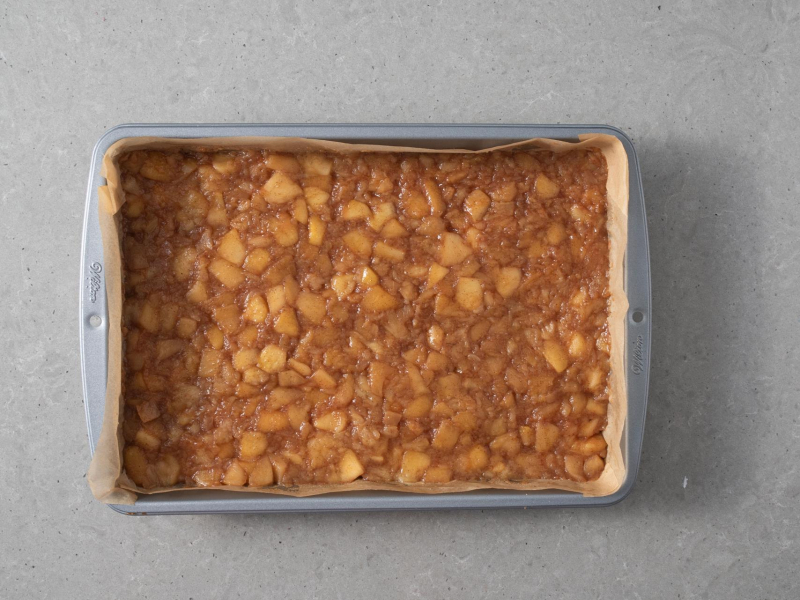 Podprażone jabłka przełożone na ciasto kruche.