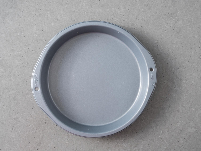 Forma Wilton wysmarowana masłem.