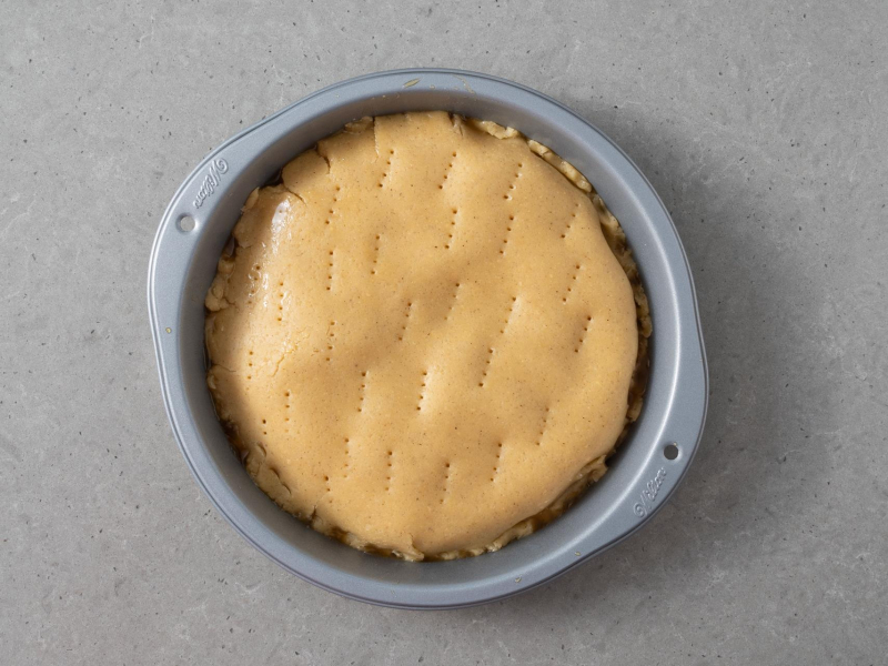 Gruszki karmelizowane przykryte warstwą ciasta kruchego.