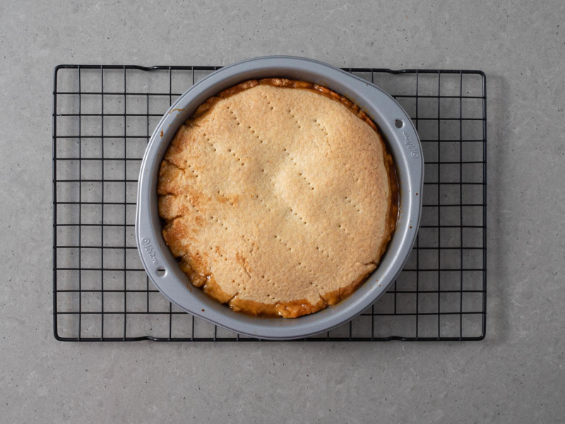 Upieczona tarta tatin z gruszkami.