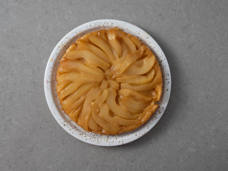 Gotowa tarta tatin z gruszkami.