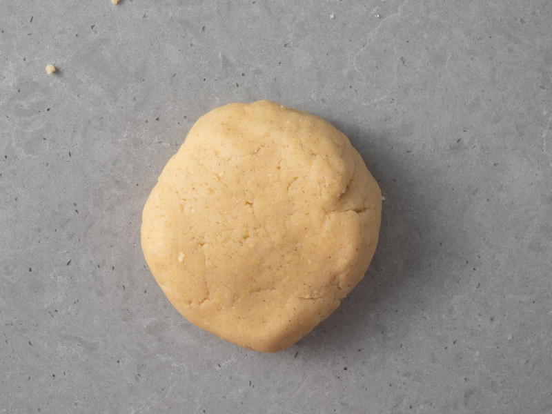 Przygotowane ciasto kruche na blacie kuchennym.