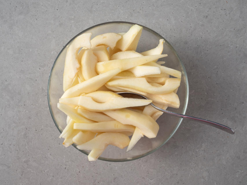 Pokrojone gruszki w misce.