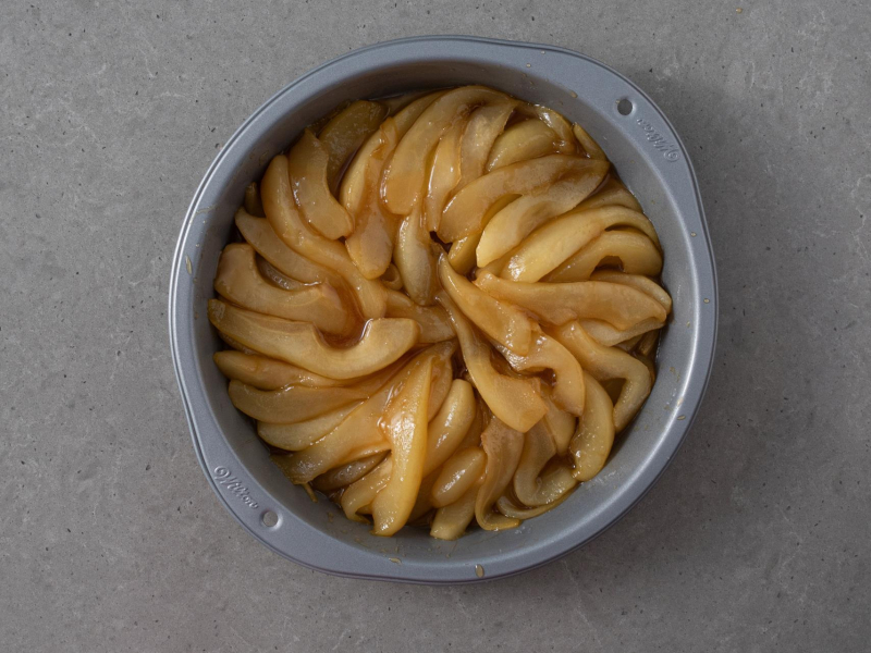 Karmelizowane gruszki rozłożone w okrągłej formie.