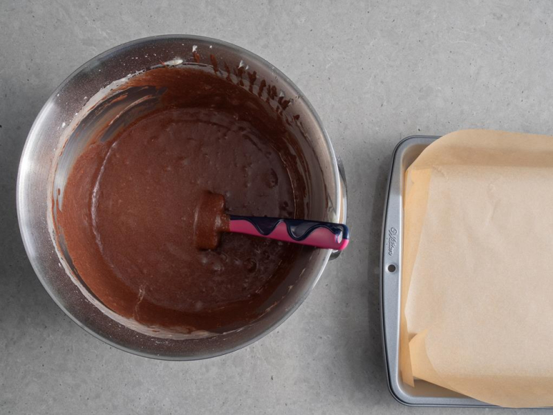 w misie czekoladowe ciasto przed pieczeniem obok forma do pieczenia wilton