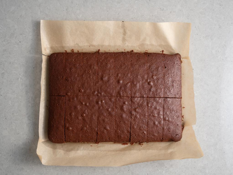 upieczone i pokrojone na kawałki ciasto travel cake