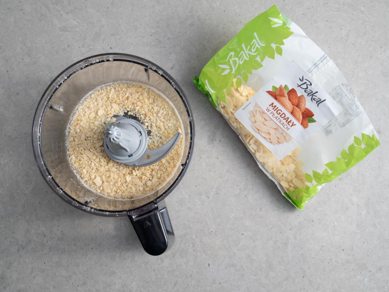 w malakserze posiekane płatki migdałow Bakal