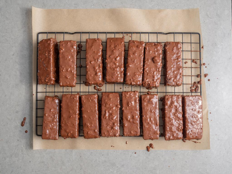 na kratce do studzenia kawałki ciasta czekoladowego travel cake