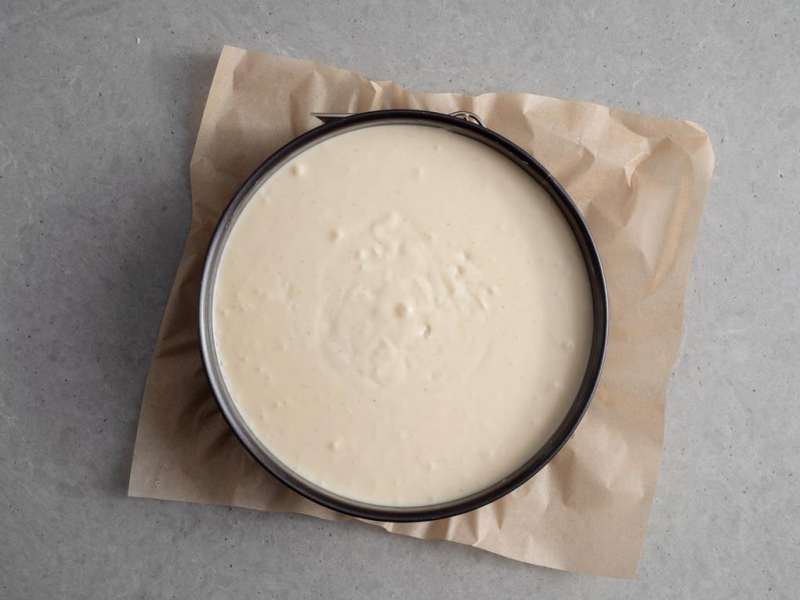 w tortownicy nieupieczony sernik creme brulee