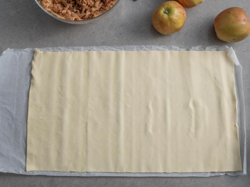 na blacie rozwinięty arkusz ciasta francuskiego