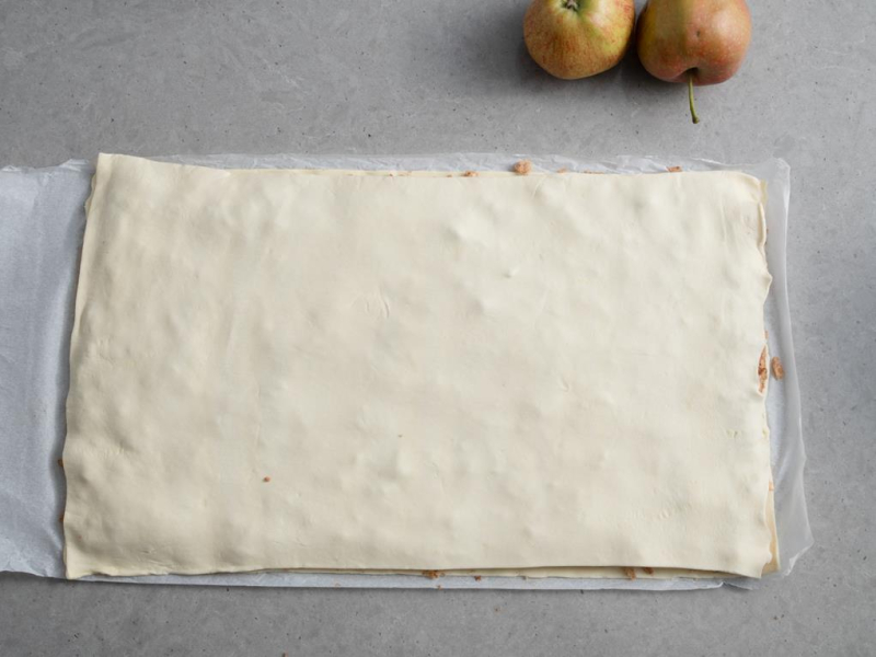dwa arkusze ciasta francuskiego przełożone nadzieniem jabłkowym