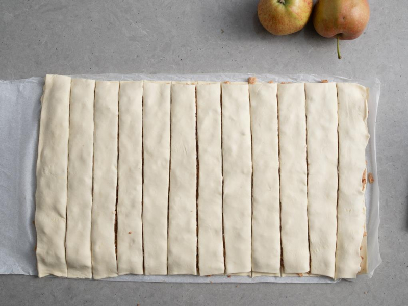 bułeczki z ciasta francuskiego na słodko pocięte na kawałki