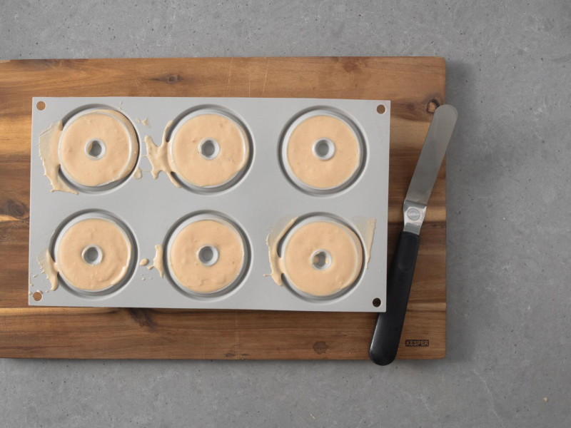 Forma do monoporcji wypełniona musem karmelowym.