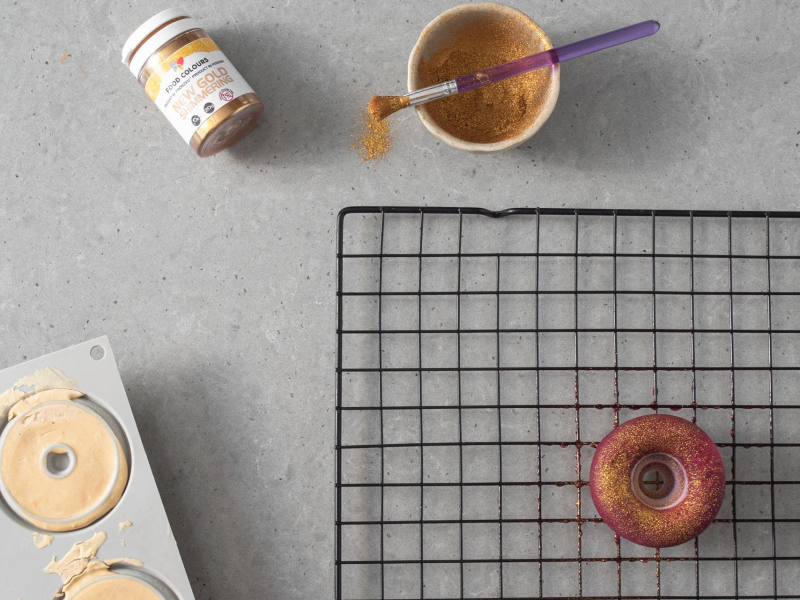 Dekorowanie monoporcji zamszem w sprayu i barwnikiem spożywczym złotym.