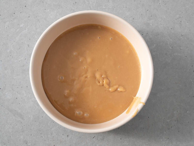 W miseczce czekoladowa masa karmelowa.