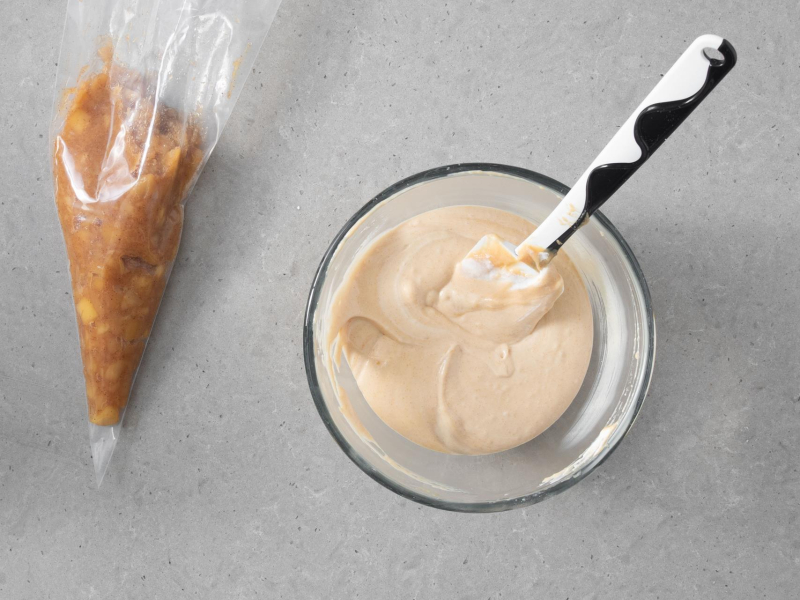 W misce mus słony karmel. Obok mus z jabłek.