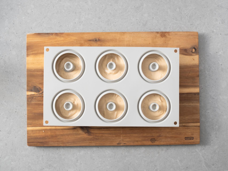 Silikonowa forma do monoporcji wypełniona musem słony karmel.