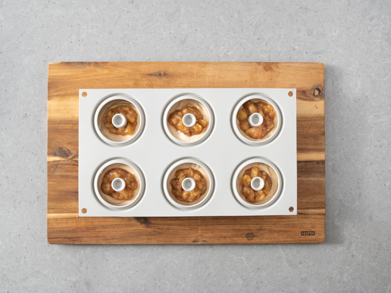 Silikonowa forma do monoporcji wypełniona musem słony karmel oraz musem jabłkowym.