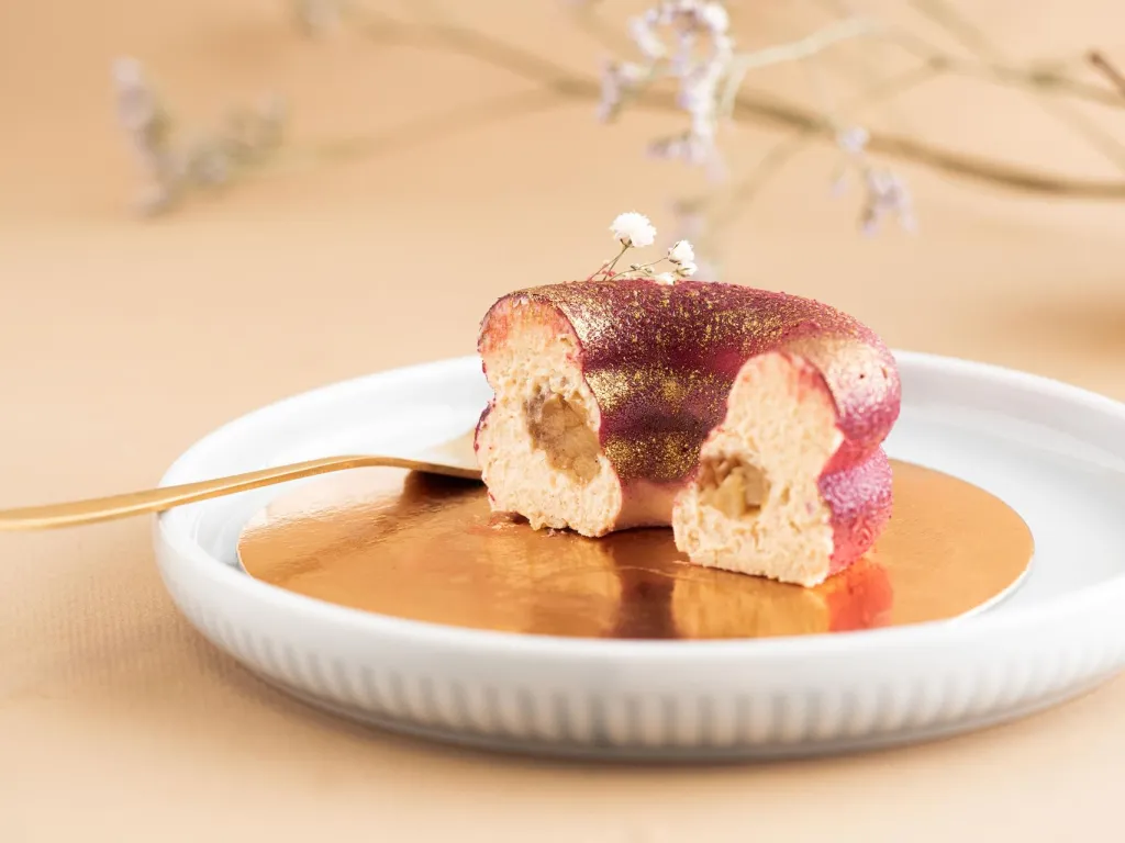 Przekrojona na pół monoporcja karmelowa szarlotka - Wszystkiego Słodkiego