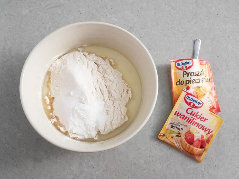 w misce składniki na chrupiące lekkie i puszyste gofry