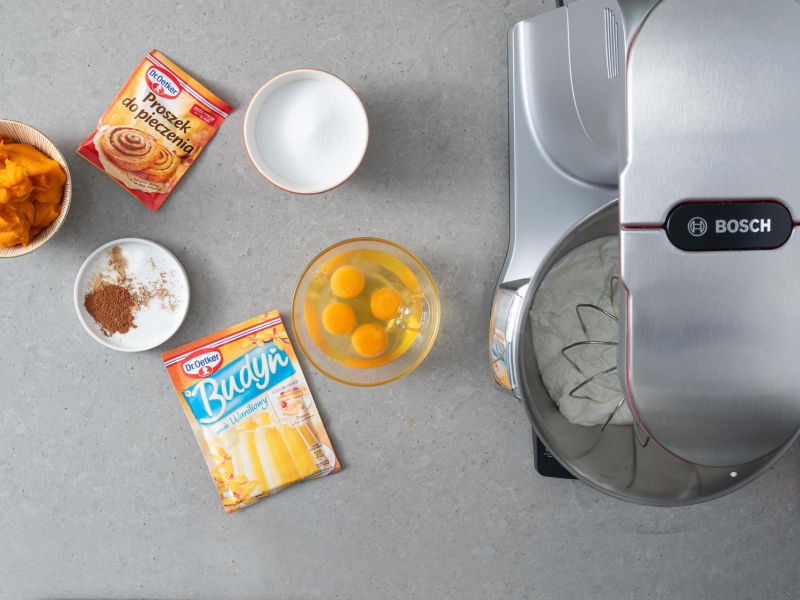 Na blacie robot kuchenny firmy Bosch. Obok produkty potrzebne do przygotowania fit skyrnika z dynią.