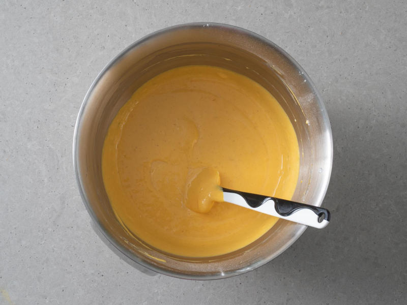 W misie wymieszane składniki na skyrnik dyniowy.