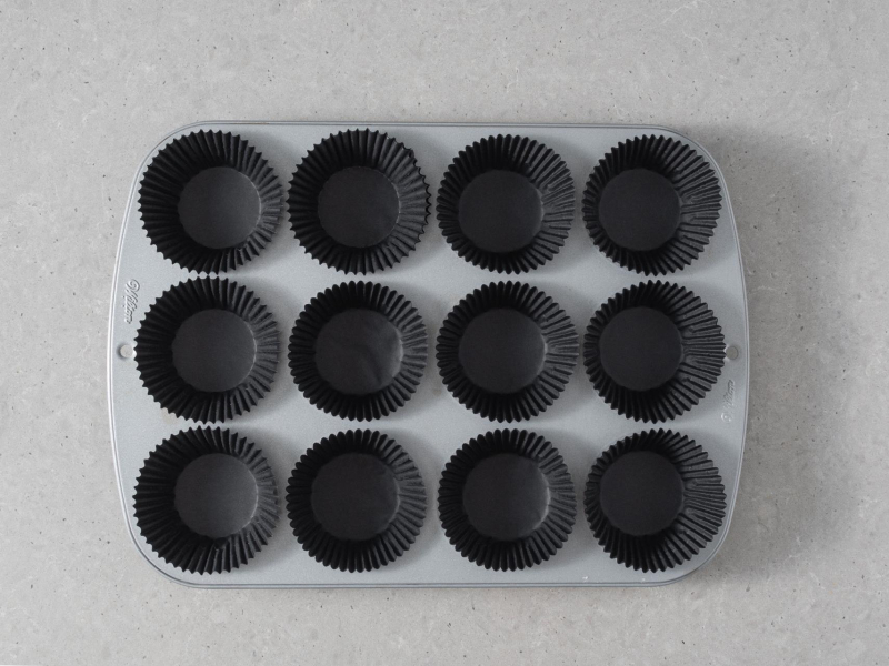 Foremka na muffinki wyłożona papilotkami.