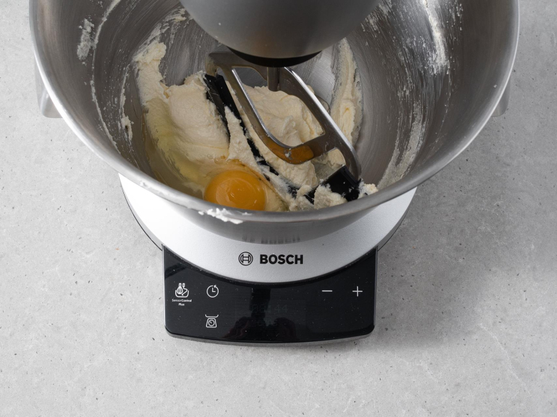 Ucieranie masła z cukrem i jajkiem w robocie kuchennym Bosch.