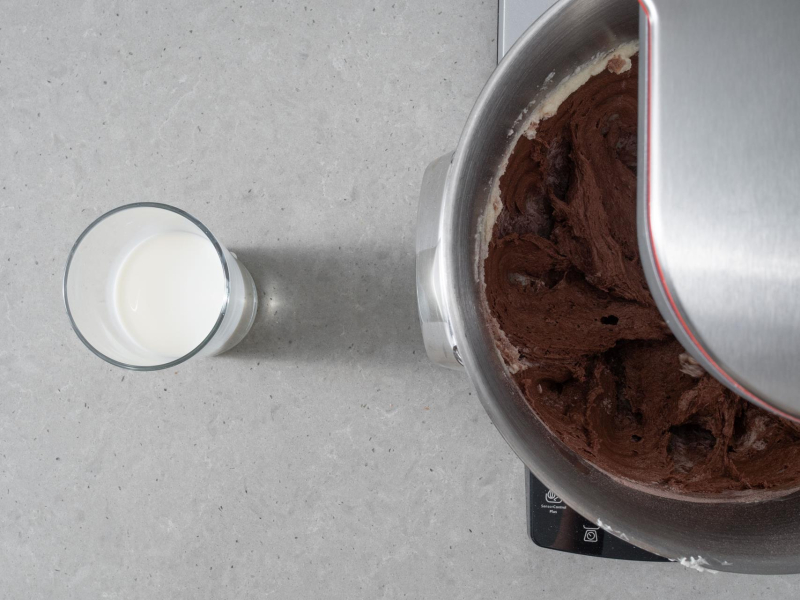 W misie wymieszane składniki na babeczki czekoladowe.