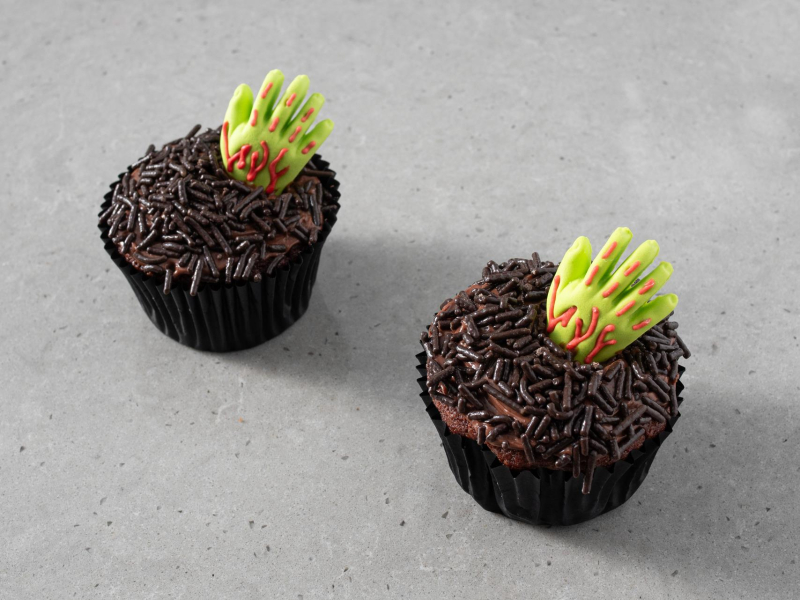 Udekorowane babeczki zombie.