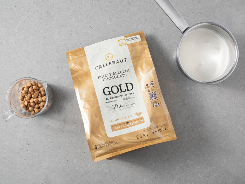 Opakowanie czekolady gold callebaut oraz śmietanka w rondelku.