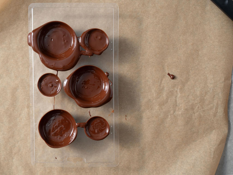 Forma do tworzenia czekoladowych kul wypełniona czekoladą.