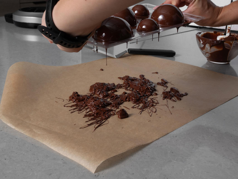 Obracanie formy na kule czekoladowe.