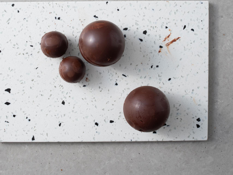 Zastygnięte kule czekoladowe.