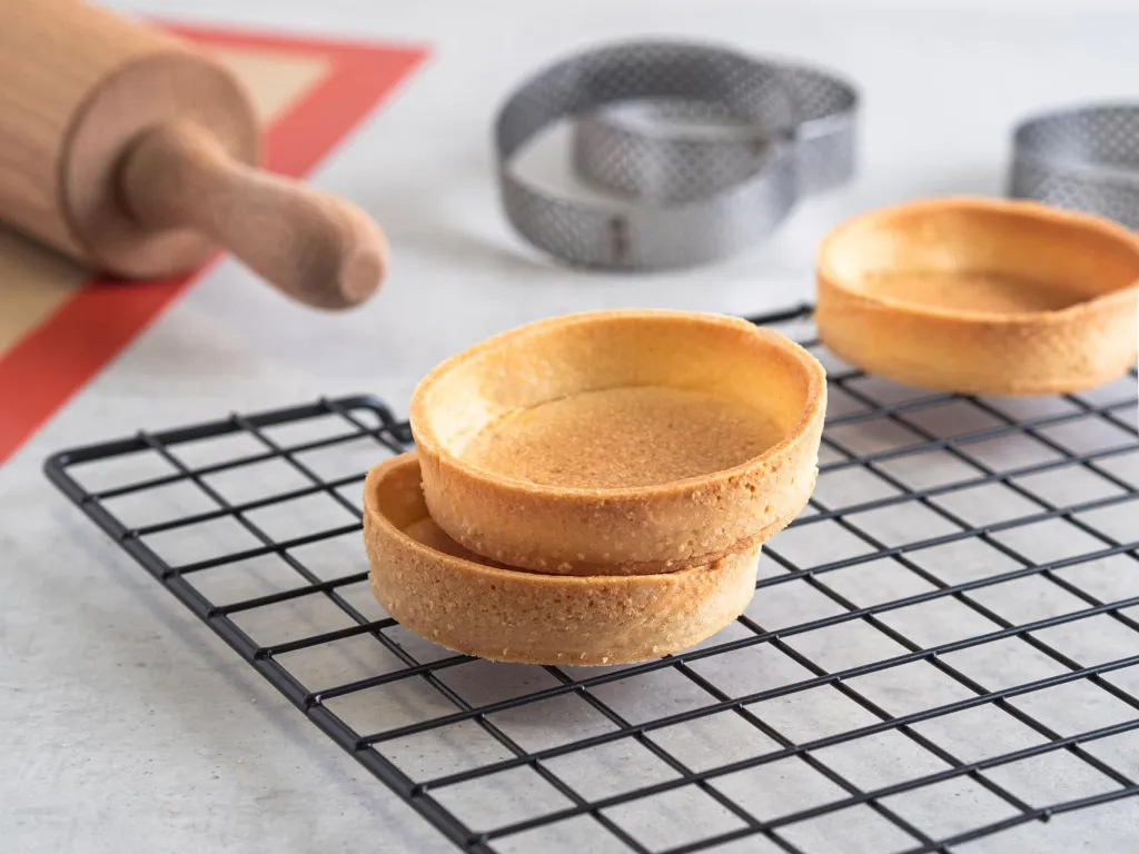 upieczone korpusy do tartaletek na kratce do studzenia wypieków