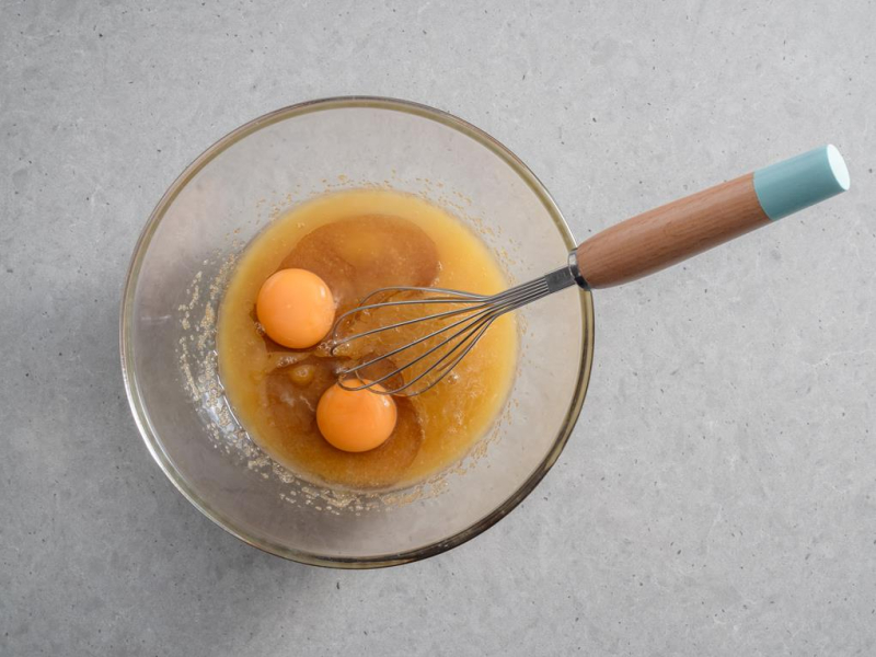 w szklanej miseczce rozpuszczone masło z cukrem i jajkami