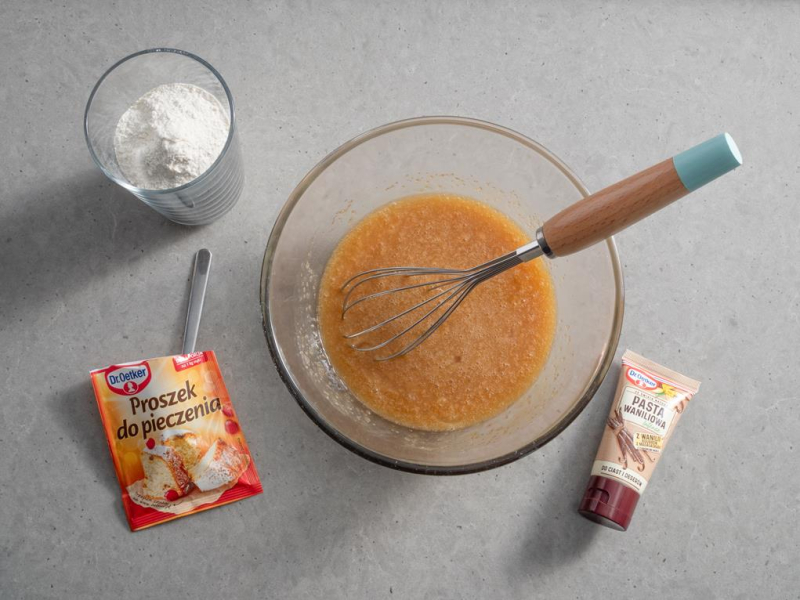 w misce masa na ciasto blondie obok pasta z wanilii Dr. Oetkera, proszek do pieczenia i mąka