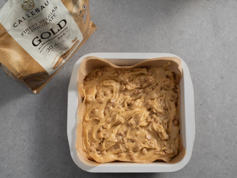 w foremce nieupieczone ciasto blondie z karmelową czekoladą Gold Callebaut