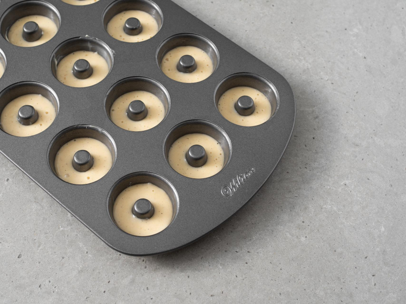 Ciasto na donuty w formie na mini donuty.