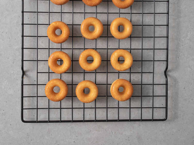 Upieczone donuty na kratce do studzenia.