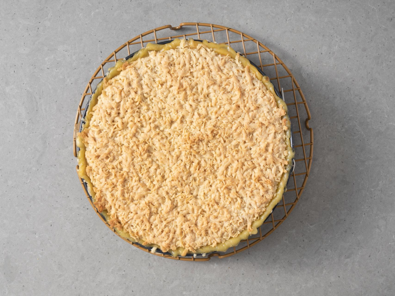 Upieczona wegańska szarlotka z budyniem.