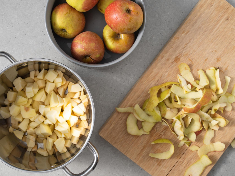 Przygotowanie jabłek do szarlotki.