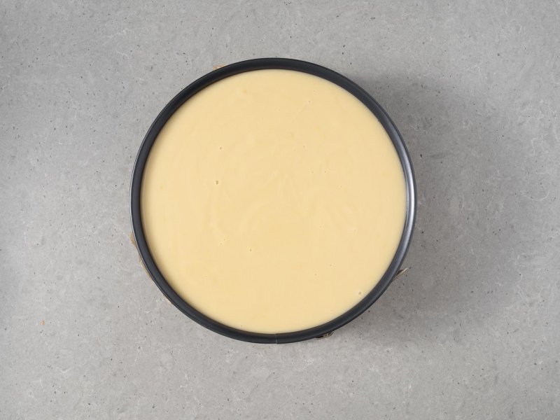 Przelany budyń na warstwę z jabłkami.