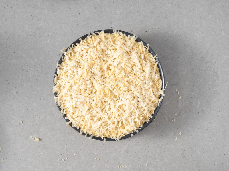 Wegańska szarlotka z budyniem, z surowym, startym ciastem na wierzchu.